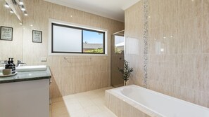 Shower - Jeffery River Retreat - Best Sunsets in Yamba - Holiday Yamba (Yamba)