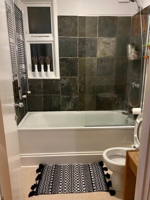 Appartement | Salle de bain | Douche, serviettes fournies