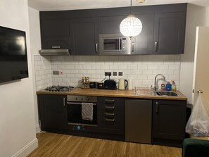 Private kitchen - 1 Bedroom Flat in Well Connected Part of London (London)