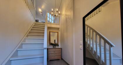 Mercury House, Cathedral View! Free parking!