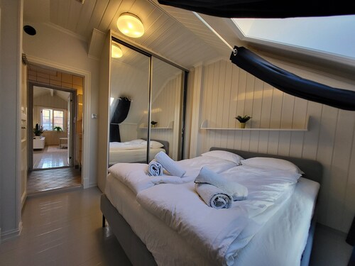 Mercury House, Cathedral View! Free parking!