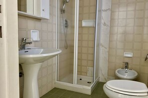 Shower, bidet, towels - N274 - Numana, two-room apartment with balcony in the center (Numana)