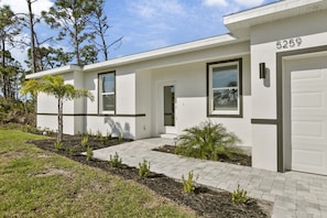 Exterior - Lovely New 4BR/2BA Modern House (Port Charlotte)