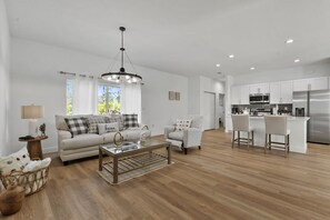 Living area - Lovely New 4BR/2BA Modern House (Port Charlotte)