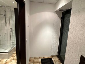 Een douche, handdoeken, zeep