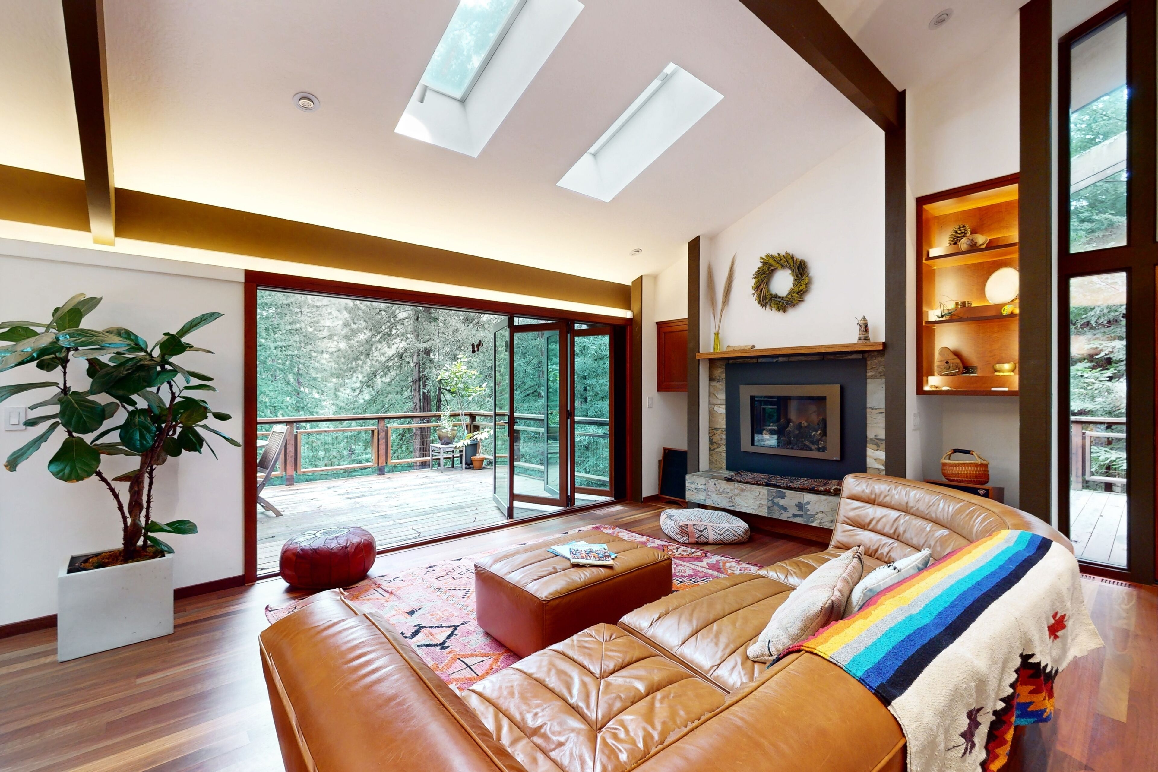Romantic tree-lined home with sustainably-sourced furnishings, deck, & hot tub