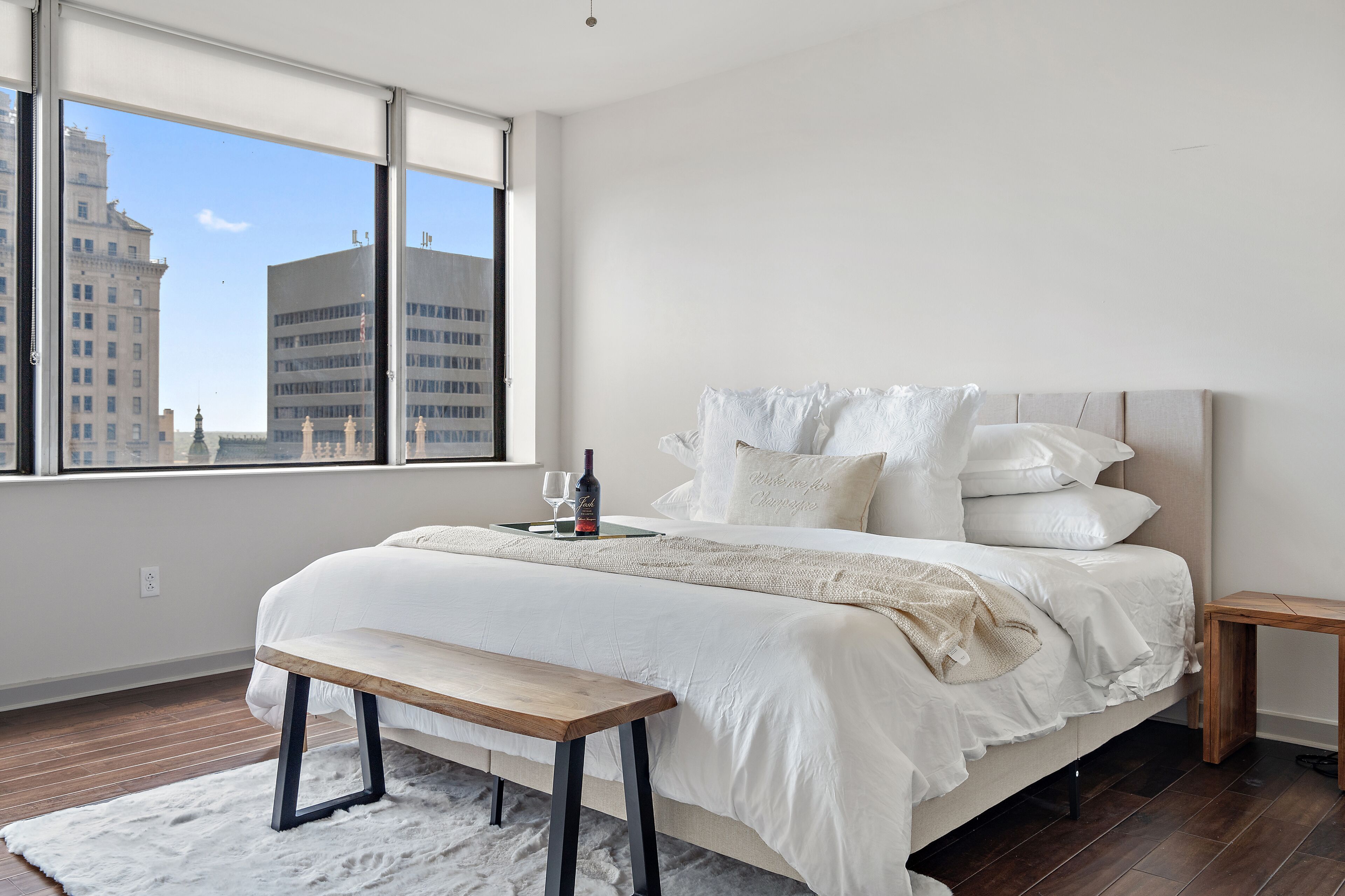 Down Town High Rise with Views King Bed Pet Friendly 