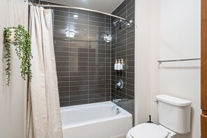 Haartrockner, Handtücher, Seife, Toilettenpapier