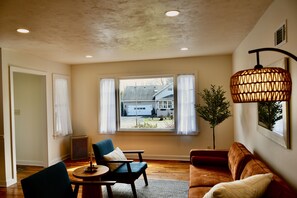 スマートテレビ、暖炉、書庫