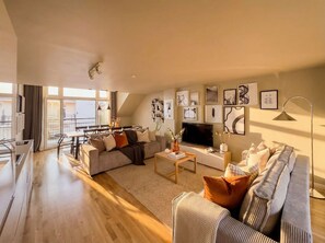 TV, offices - TurnKey | Karlin Deluxe Apartment – Balcony (Praha 8)