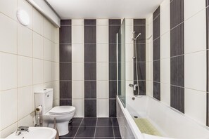 Ducha, secador de pelo, toallas