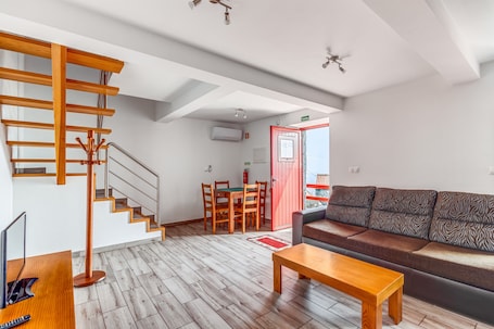 Télévision. Maison de vacances "Dos Vinagreiros - Guilherme" avec vue sur la mer, terrasse privée et Wi-Fi