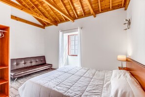 3 bedrooms, iron/ironing board, free WiFi, bed sheets - Vacation Home "Dos Vinagreiros - Guilherme" with Sea View, Private Terrace & Wi-Fi (Pontas Negras)