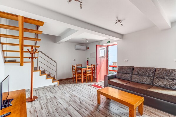 TV - Vacation Home "Dos Vinagreiros - Guilherme" with Sea View, Private Terrace & Wi-Fi (Pontas Negras)