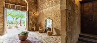 Vacation Home "The Holiday and Art Seahorse House" with Mountain View, Private Pool & Wi-Fi