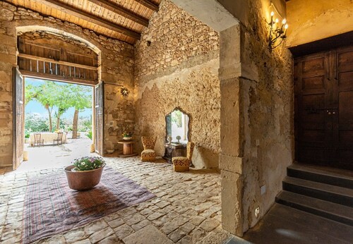 Vacation Home "The Holiday and Art Seahorse House" with Mountain View, Private Pool & Wi-Fi