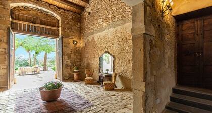 Vacation Home "The Holiday and Art Seahorse House" with Mountain View, Private Pool & Wi-Fi