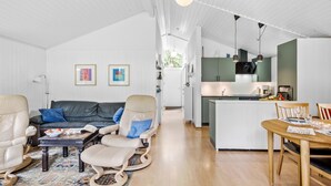 Un interior moderno con sala de estar, comedor y cocina.