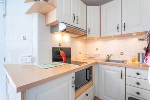 Jääkaappi, mikroaaltouuni, uuni, liesi