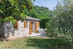 Terrace/patio - House 'Les Sources Gîte Calabert' with Shared Pool, Private Terrace and Air Conditioning (Chambonas)