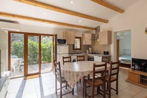 Fridge, microwave, oven, stovetop - House 'Les Sources Gîte Calabert' with Shared Pool, Private Terrace and Air Conditioning (Chambonas)