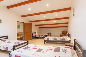 5 bedrooms - Holiday Home 'Les Sources Gîte Les Pêchers' with Private Pool, River 100m Away (Chambonas)