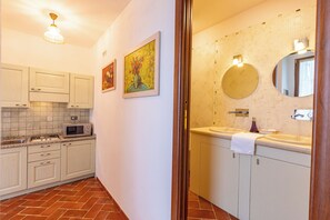 Fridge, microwave, stovetop, coffee/tea maker - Apartment 'Casa Titty' with Private Garden and Wi-Fi (Rapolano Terme)