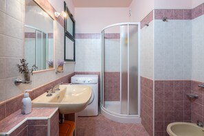 Shower, free toiletries, hair dryer, towels - Holiday Home 'Ciumara East' with Private Terrace, Wi-Fi and Air Conditioning (Avola)