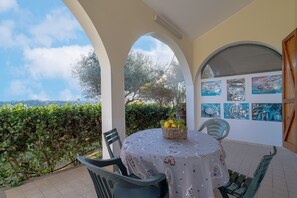 Outdoor dining - Holiday Home 'Ciumara East' with Private Terrace, Wi-Fi and Air Conditioning (Avola)