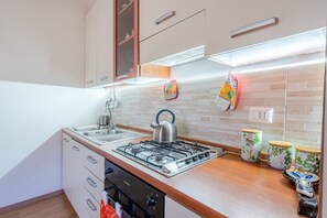 Kühlschrank, Ofen, Herdplatte, Wasserkocher mit Kaffee-/Teezubehör