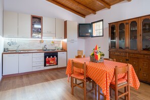 Fridge, oven, stovetop, coffee/tea maker
