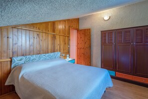 2 bedrooms, iron/ironing board, free WiFi, bed sheets - Holiday Home 'Ciumara East' with Private Terrace, Wi-Fi and Air Conditioning (Avola)