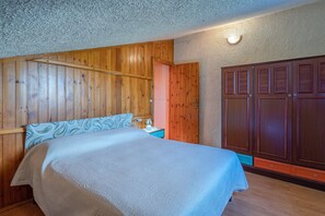 2 slaapkamers, een strijkplank/strijkijzer, gratis wifi, beddengoed