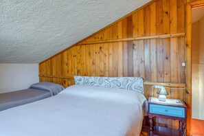 2 bedrooms, iron/ironing board, free WiFi, bed sheets