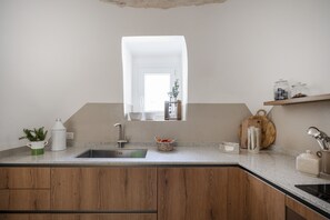 Kjøleskap, ovn, kokeplater og oppvaskmaskin