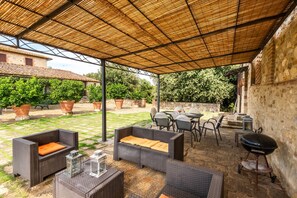 Outdoor dining - Holiday Home 'Fienile' with Shared Pool, Garden and Wi-Fi (Castelnuovo Berardenga)