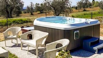 Tina de hidromasaje al aire libre
