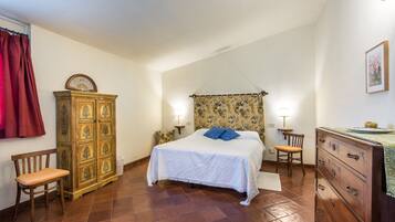 1 habitación, tabla de planchar con plancha, wifi gratis y ropa de cama