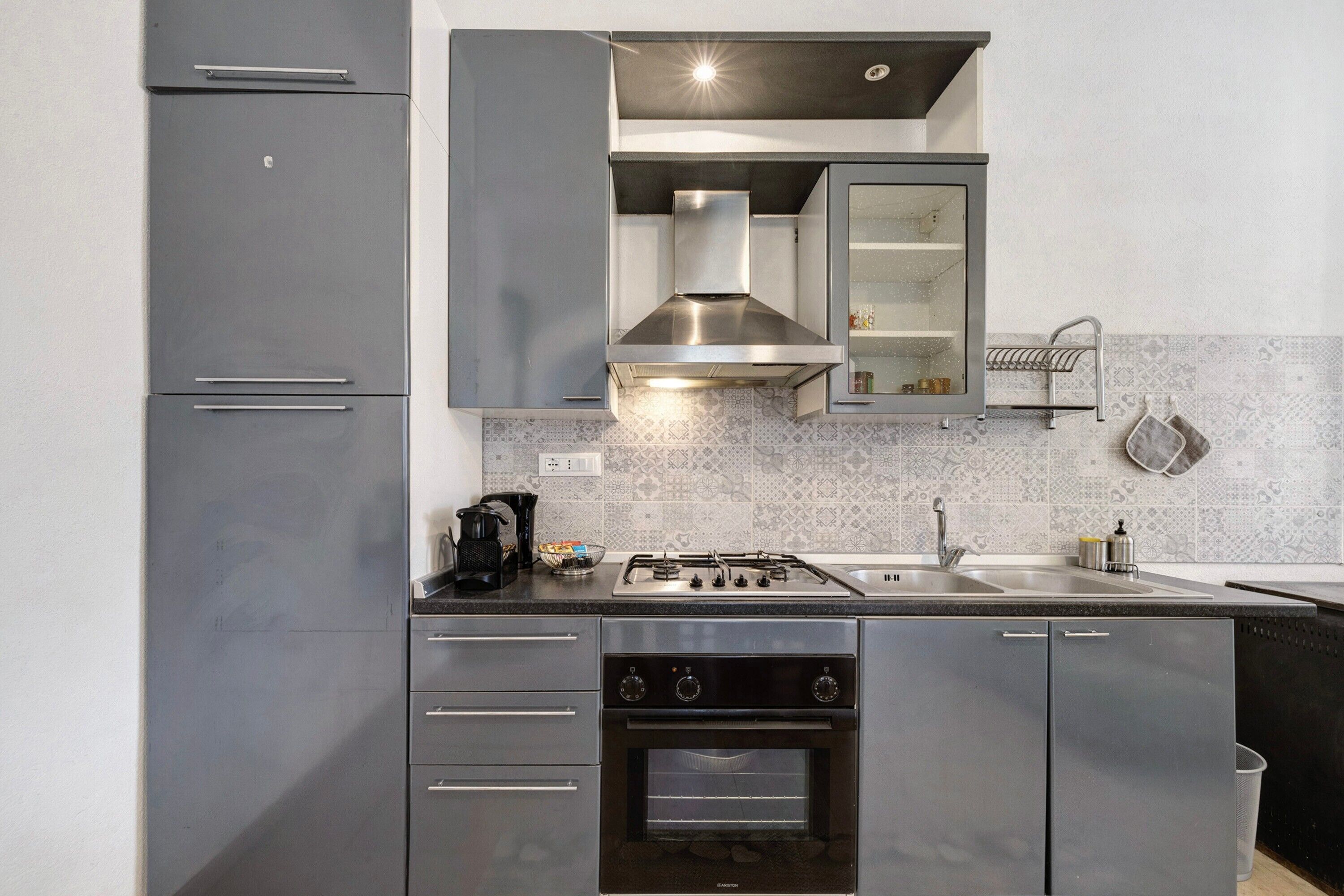 Køleskab, mikrobølgeovn, ovn, kogeplade