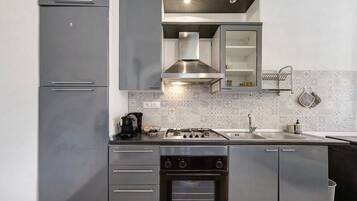 Køleskab, mikrobølgeovn, ovn, kogeplade