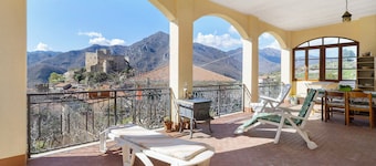 Apartamento 'Panorama Medievale' con vistas a la montaña, terraza privada y Wi-Fi