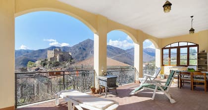 Appartement "Panorama Medievale" avec vue sur les montagnes, terrasse privée et Wi-Fi