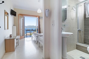 Regadera, secadora de cabello, toallas