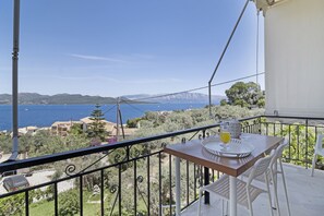 Outdoor dining - Apartment 'With Sea View M4' with Sea View, Wi-Fi and Air Conditioning (Nikiana)