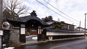 Un edificio japonés tradicional con techo de tejas y paredes de madera.