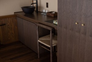Twin Room | Individually decorated, individually furnished, laptop workspace