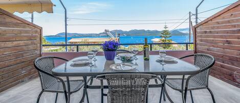 屋外ダイニングエリア