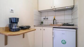 Kjøleskap, kokeplater, kaffetrakter/tekoker og vannkoker