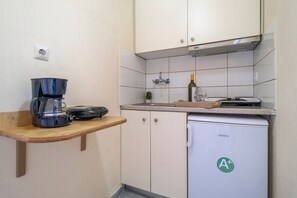 Kjøleskap, kokeplater, kaffetrakter/tekoker og vannkoker