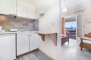 Interior - Apartment 'Standard  with Sea View 1' with Sea View, Wi-Fi and Air Conditioning (Nikiana)